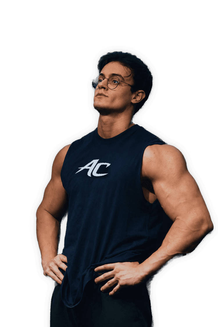 Artur Calheiros em pose atlética